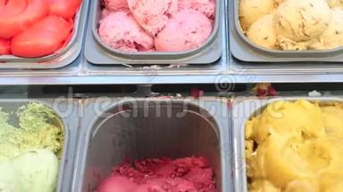 在商店的冰箱里陈列着五颜六色的美味冰淇淋